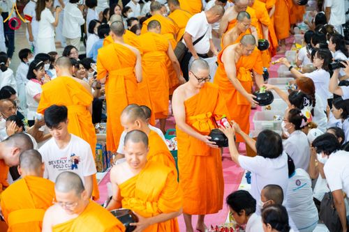 พิธีตักบาตรฉลองพระใหม่ รุ่นบูชาธรรมโครงการ 1-2 โครงการบรรพชาอุปสมบทหมู่ธรรมทายาท บูชาธรรมหลวงพ่อธัมมชโย 80 ปี ณ โถงช้างสำนักงานใหญ่ วัดพระธรรมกาย วันที่ 20 เมษายน พ.ศ. 2567