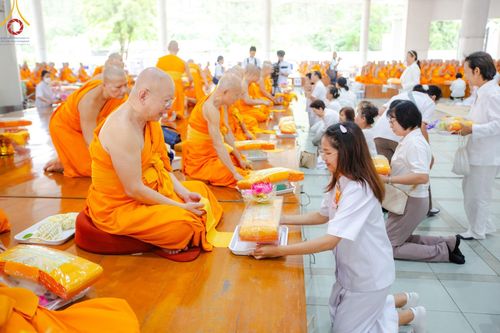 ภาพ No.169779:พิธีถวายภัตตาหารเมนูสวรรค์ "เพื่อการบรรลุธรรม" เนื่องในวันลอยกระทง (ขึ้น 15 ค่ำ เดือน 12) วันศุกร์ที่ 15 พฤศจิกายน พ.ศ. 2567 ณ หอฉันคุณยายอาจารย์ฯ วัดพระธรรมกาย