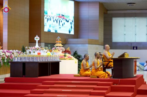 ภาพ No.232031:วันอาทิตย์ที่ 6 กรกฏาคม พ.ศ. 2568 พิธีตักบาตร ข้าวสารอาหารแห้ง  พิธีบูชาข้าวพระ สัมมนาพิเศษราชเหล็ก ณ สภาธรรมกายสากล วัดพระธรรมกาย