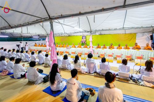 ภาพ No.200212:พิธีถวายภัตตาหารเป็นสังฆทาน แด่พระธรรมยาตรา ณ อนุสรณ์สถานบางปลา วัดบางปลา อำเภอบางเลน จังหวัดนครปฐม ในโครงการธรรมยาตรา กตัญญูบูชา มหาปูชนียาจารย์ พระมงคลเทพมุนี(สด จนฺทสโร) พระผู้ปราบมาร อนุสรณ์สถาน 7 แห่ง ปีที่ 13 วันที่ 23 มกราคม พ.ศ. 2568