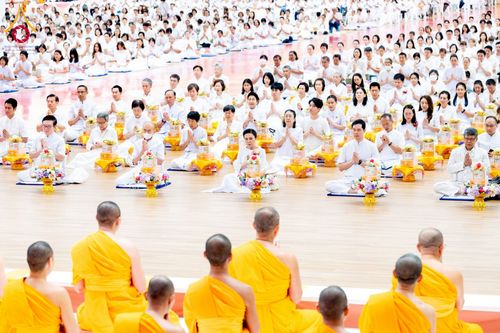 ภาพ No.239580:วันอาทิตย์ที่ 17 สิงหาคม พ.ศ. 2568 พิธีถวายคิลานเภสัช และอุปกรณ์ทางการแพทย์ แด่คณะสงฆ์ เนื่องในวันธรรมชัย ณ ห้องแก้วสารพัดนึก 2 สภาธรรมกายสากล วัดพระธรรมกาย