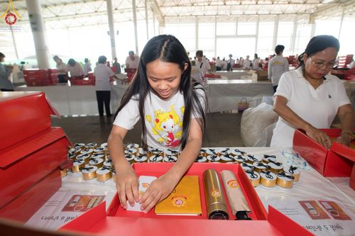 ภาพ No.212269:วันพุธที่ 19 มีนาคม พ.ศ. 2568 การบรรจุไทยธรรมลงกล่องสำเร็จ 43,500 กล่อง เพื่อถวายแด่พระสังฆาธิการ 40,000 กว่าวัดทั่วไทย ในวันคุ้มครองโลก 22 เมษายน พ.ศ. 2568 ณ บ้านแก้วเรือนทองคุณยายฯ วัดพระธรรมกาย