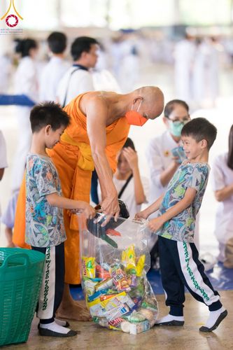 ภาพ No.99657:พิธีตักบาตรวันอาทิตย์ต้นเดือน ณ สภาธรรมกายสากล วัดพระธรรมกาย จ.ปทุมธานี วันอาทิตย์ที่ 3 ธันวาคม พ.ศ. 2566