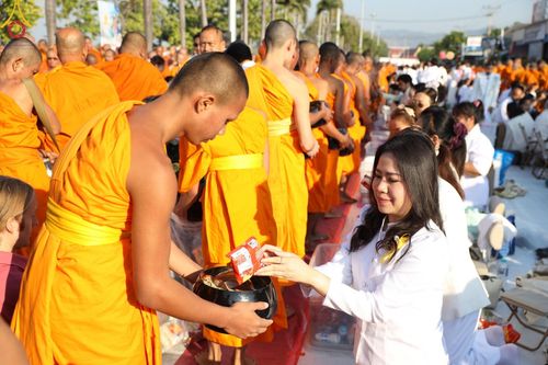 ภาพ No.184732:พิธีตักบาตรพระ 10,000 รูป ครั้งที่ 3 เนื่องในโอกาส 193 ปี จังหวัดกาญจนบุรี อุทิศส่วนกุศลให้แด่บรรพชน และเพื่อช่วยเหลือผู้ประสบภัยพิบัติต่างๆ วันเสาร์ที่ 21 ธันวาคม พ.ศ. 2567