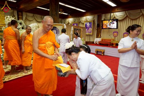 ภาพ No.270801:วันที่ 18 พฤศจิกายน พ.ศ. 2568 วัดพระธรรมกาย เป็นเจ้าภาพบำเพ็ญกุศล  คุณยายอาจารย์ ดร.ตรีธา เนียมขำ  อดีตนายกสมาคมศิษย์หลวงพ่อวัดปากน้ำ ณ ศาลาสตมานุสรณ์ (ศาลาเรือนไทย) วัดปากน้ำ  พระอารามหลวง เขตภาษีเจริญ กรุงเทพมหานคร