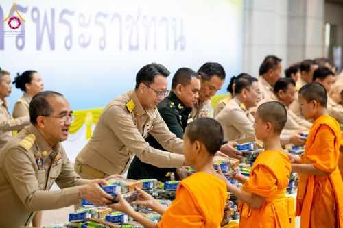 ภาพ No.208965:พระบาทสมเด็จพระเจ้าอยู่หัว ทรงมีพระราชศรัทธาทรงพระกรุณาโปรดเกล้าฯ ให้บำเพ็ญพระราชกุศลถวายภัตตาหารพระราชทาน การสอบบาลีสนามหลวง ณ วัดพระธรรมกาย ย อ.คลองหลวง จ.ปทุมธานี วันที่ 23-24 กุมภาพันธ์ พ.ศ. 2568