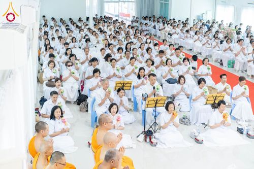 ภาพ No.174358:พิธีทอดกฐินกตัญญูบูชาธรรม ณ ศูนย์ปฏิบัติธรรมพระมงคลเทพมุนี อ.สองพี่น้อง จ.สุพรรณบุรี ในโครงการกฐินสามัคคีทั่วไทย 30,000 วัด บูชาธรรม 80 ปี หลวงพ่อธัมมชโย โดยคณะศิษยานุศิษย์วัดพระธรรมกาย วันที่ 10 พฤศจิกายน พ.ศ. 2567