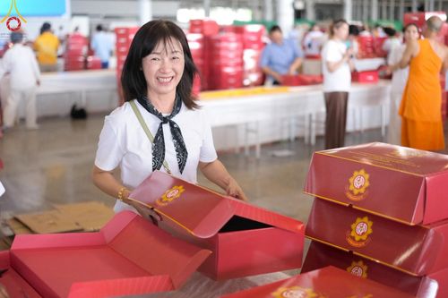 ภาพ No.212037:วันจันทร์ที่ 17 มีนาคม พ.ศ. 2568 บุญบรรจุกล่องไทยธรรม เพื่อถวายแด่พระสังฆาธิการ 40,000 กว่าวัดทั่วไทย ในวันคุ้มครองโลก 22 เมษายน พ.ศ. 2568 ณ บ้านแก้วเรือนทองคุณยายฯ วัดพระธรรมกาย