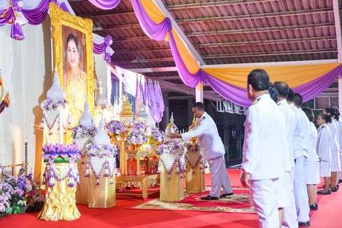 ภาพ No.138974:กิจกรรมเฉลิมพระเกียรติ สมเด็จพระนางเจ้าฯ พระบรมราชินี เนื่องในโอกาสวันเฉลิมพระชนมพรรษา พิธีเจริญพระพุทธมนต์ , ทำบุญตักบาตรพระสงฆ์ ถวายพระราชกุศล , พิธีถวายเครื่องราชสักการะ , และพิธีจุดเทียนถวายพระพรชัยมงคล วันที่ 3 มิถุนายน พ.ศ. 2567 ณ อาคารโถงช้าง วัดพ