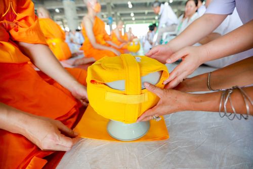 ภาพ No.62571:พิธีถวายบาตรเเละไทยธรรม ในโครงการอุปสมบทหมู่ บูชาธรรมหลวงพ่อธัมมชโย พ.ศ.2567 ณ ลานธรรม พระมหาธรรมกายเจดีย์ วันที่ 13 เมษายน พ.ศ.2567