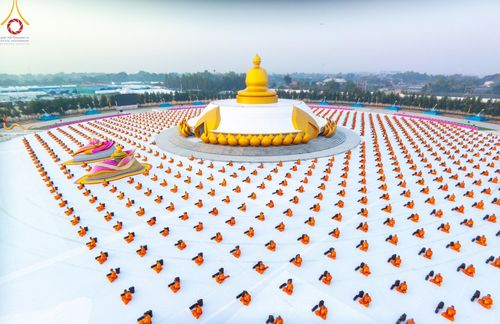 ภาพ No.198618:พระธรรมยาตราปฏิบัติธรรม และถ่ายภาพหมู่ประวัติศาสตร์ ณ อนุสรณ์สถานบางปลา วัดบางปลา อำเภอบางเลน จังหวัดนครปฐม ในโครงการธรรมยาตรา กตัญญูบูชา มหาปูชนียาจารย์ พระมงคลเทพมุนี(สด จนฺทสโร) พระผู้ปราบมาร อนุสรณ์สถาน 7 แห่ง ปีที่ 13 วันที่ 20 มกราคม พ.ศ. 2568