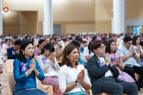 ภาพ No.196058:ผู้ว่าปทุมฯ เปิดงานวันครู ครั้งที่ 69 พ.ศ. 2568 จังหวัดปทุมธานี “เรียนดี มีความสุข : ครูไทยร่วมใจปฏิวัติการศึกษา เด็กฉลาดคิด ฉลาดทำ” ณ วัดพระธรรมกาย - รวมใจระลึกถึงพระคุณบูรพาจารย์ ยกย่องเชิดชูเกียรติผู้ประกอบวิชาชีพทางการศึกษาที่ประกอบคุณงามความดี 