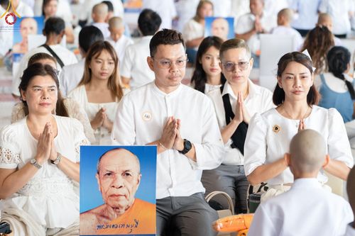 ภาพ No.133919:พิธีขอขมามอบผ้าไตร โครงการบรรพชาสามเณร ศูนย์อบรมวัดพระธรรมกาย ณ วัดพระธรรมกาย วันเสาร์ที่ 6 เมษายน พ.ศ. 2567