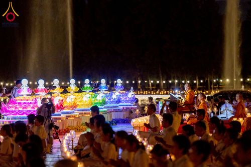 ภาพ No.266310:วันพุธที่ 5 พฤศจิกายน พ.ศ. 2568 (วันพระ ขึ้น 15 ค่ำ เดือน 12) พิธีลอยกระทงธรรม  ณ สระมหาเศรษฐีทะเลบุญ มหาวิหารพระมงคลเทพมุนี วัดพระธรรมกาย จ.ปทุมธานี