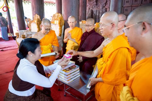 ภาพ No.220115:วันพุธที่ 16 เมษายน พ.ศ. 2568 วัดพระธรรมกายถวายมหาสังฆทาน มอบสิ่งของและทุนทรัพย์กว่า 4 ล้านบาท บรรเทาทุกข์ 181 วัดแผ่นดินไหวเมียนมา