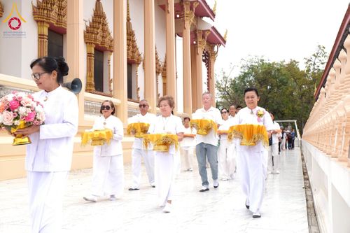 ภาพ No.277941:พิธีตัดปอยผมและปลงผมนาคธรรมทายาท พิธีขอขมาผู้ปกครอง ณ ศูนย์อบรมเยาวชนนครปฐม จ.นครปฐม และพิธีมอบบาตร ผ้าไตร นาคธรรมทายาท พิธีบรรพชา อุปสมบทหมู่ ณ วัดลาดหญ้าไทร จ.นครปฐม