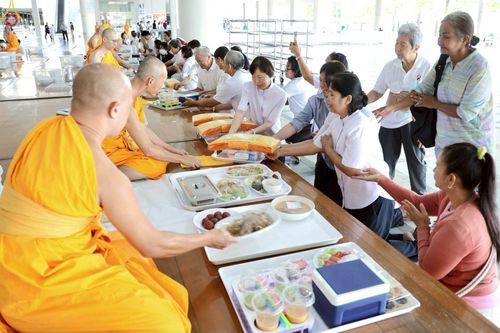 ภาพ No.230433:วันที่ 28 มิถุนายน พ.ศ. 2568 พิธีถวายภัตตาหารเมนูสวรรค์ เพื่อการบรรลุธรรม ณ หอฉันคุณยายอาจารย์ฯ วัดพระธรรมกาย