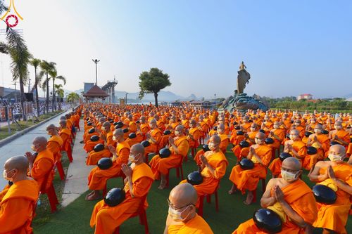 ภาพ No.101831:ตักบาตรพระ 10,000 รูป เติมบุญให้แผ่นดิน เนื่องในโอกาส 192 ปี จังหวัดกาญจนบุรี หนึ่งในโครงการตักบาตรพระ 2,000,000 รูป  77 จังหวัดทุกวัดทั่วไทย วันจันทร์ที่ 11 ธันวาคม พ.ศ. 2566 บริเวณถนนสองแคว (SKY WALK) เมืองกาญจนบุรี