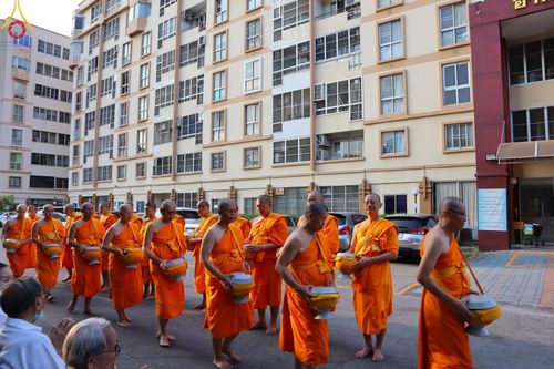 ภาพ No.136057:พระธรรมทายาท โครงการบวชพระนานาชาติ AEC & WAB ผู้บริหารรุ่นที่ 2 บิณฑบาต ณ หอฉันคุณยายอาจารย์ฯ เมืองแก้วมณี หมู่บ้านแก้วพุทธรักษา วันที่ 28 เมษายน พ.ศ. 2567