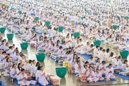 ภาพ No.221988:วันที่ 4 พฤษภาคม พ.ศ. 2568 พิธีตักบาตร เนื่องในวันอาทิตย์ต้นเดือน ณ บ้านแก้วเรือนทองคุณยายฯ วัดพระธรรมกาย