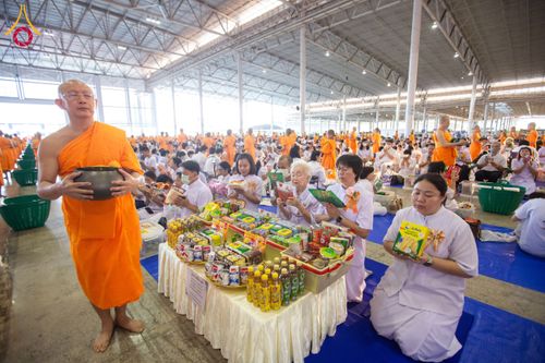 ภาพ No.209344:วันอาทิตย์ที่ 2 มีนาคม พ.ศ. 2568 พิธีตักบาตร ข้าวสารอาหารแห้ง ณ บ้านแก้วเรือนทองคุณยายฯ สภาธรรมกายสากล วัดพระธรรมกาย