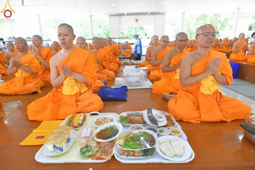 ภาพ No.143194:พิธีถวายภัตตาหารเพื่อเป็นกำลังแห่งการเข้าถึงธรรม ของพระภิกษุสามเณร วัดพระธรรมกาย วันเสาร์ที่ 6 กรกฏาคม พ.ศ. 2567 ณ หอฉันคุณยายอาจารย์ วัดพระธรรมกาย จ.ปทุมธานี
