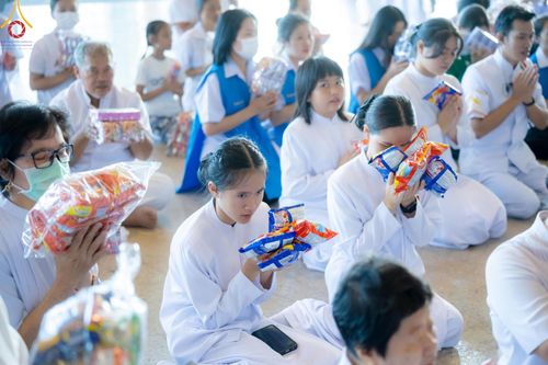 ภาพ No.151011:พิธีตักบาตร ในวันอาทิตย์ต้นเดือน วันที่ 1 กันยายน พ.ศ. 2567 ณ สภาธรรมกายสากล วัดพระธรรมกาย