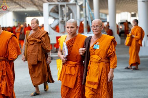 ภาพ No.60329:การต้อนรับพระสังฆาธิการ 10,000 กว่าวัดทั่วประเทศ พิธีมอบปัจจัยช่วยเหลือครู 4 จังหวัดชายแดนภาคใต้ พิธีปฏิบัติธรรม ในวันคุ้มครองโลก วันจันทร์ที่ 22 เมษายน พ.ศ.2567 ณ วัดพระธรรมกาย จ.ปทุมธานี