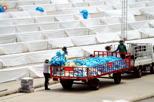 ภาพ No.220477:วันที่ 23-25 เมษายน พ.ศ. 2568 เจ้าหน้าที่และสาธุชนช่วยกัน รับบุญเก็บงานวันคุ้มครองโลก ณ วัดพระธรรมกาย