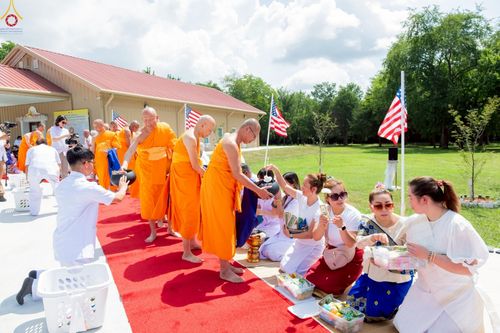 ภาพ No.234612:วันอาทิตย์ที่ 20 กรกฎาคม  พ.ศ.2568 พิธีทอดผ้าป่าภาคพื้นอเมริกา พิธีเจริญพระพุทธมนต์ ฉลองอาคารแก้วธรรมชัยรัตนอนันต์ วัดพระธรรมกายเทนเนสซี ประเทศสหรัฐอเมริกา