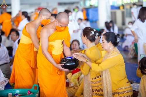 ภาพ No.86851:พิธีตักบาตร , พิธีบูชาข้าวพระ , พิธีจุดเทียนใจ ไฟนิรันดร์ อนันตชัย ในวันอาทิตย์ต้นเดือน 3 กันยายน พ.ศ. 2566 ณ วัดพระธรรมกาย