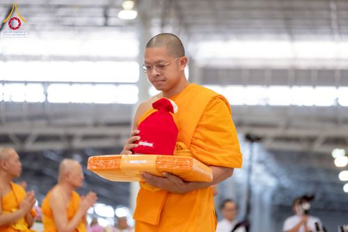 ภาพ No.237452:วันอาทิตย์ที่ 10 สิงหาคม พ.ศ.2568 พิธีมอบใบประกาศเกียรติคุณ โครงการสอบบาลี "ฉลองแชมป์" บูชาธรรม 80 ปี หลวงพ่อธัมมชโย ประจำปี 2568 และ พิธีมอบดวงแก้วสามเณรทรงบาลีไวยากรณ์ ณ สภาธรรมกายสากล วัดพระธรรมกาย ปทุมธานี