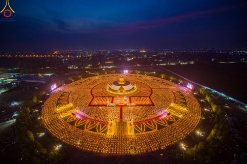 ภาพ No.200619:พิธีจุดประทีปถวายเป็นพุทธบูชา และบูชาธรรมมหาปูชนียาจารย์ ณ อนุสรณ์สถานบางปลา วัดบางปลา อำเภอบางเลน จังหวัดนครปฐม ในโครงการธรรมยาตรา กตัญญูบูชา มหาปูชนียาจารย์ พระมงคลเทพมุนี(สด จนฺทสโร) พระผู้ปราบมาร อนุสรณ์สถาน 7 แห่ง ปีที่ 13 วันที่ 23 มกราคม พ.ศ. 2568