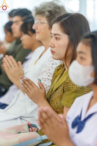 ภาพ No.190310:พิธีเจริญพระพุทธมนต์ ปฏิบัติธรรม มอบทุนการศึกษา ถวายสังฆทาน 141 วัด เพื่อถวายเป็นพุทธบูชา และขับเคลื่อนโครงการหมู่บ้านรักษาศีล 5 โดยคณะสงฆ์จังหวัดสุพรรณบุรี คณะศิษยานุศิษย์วัดพระธรรมกาย โครงการธรรมยาตรา ปีที่ 13 ณ ศูนย์ปฏิบัติธรรมพระมงคลเทพมุนี