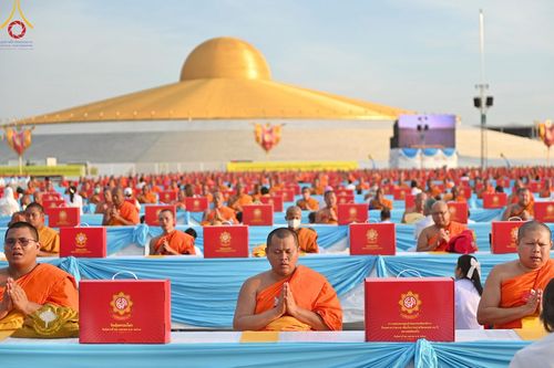 ภาพ No.219591:วันอังคารที่ 22 เมษายน พ.ศ. 2568 พิธีถวายมหาสังฆทานคณะสงฆ์ 40,000 กว่าวัดทั่วประเทศ เนื่องในวันคุ้มครองโลก ณ วัดพระธรรมกาย จ.ปทุมธานี
