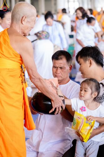 ภาพ No.143406:พิธีตักบาตร ข้าวสารอาหารแห้ง ณ บ้านแก้วเรือนทองคุณยายฯ และ พิธีบูชาข้าวพระ  ณ สภาธรรมกายสากล วัดพระธรรมกาย วันอาทิตย์ที่ 7 กรกฎาคม พ.ศ. 2567