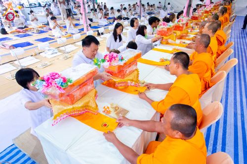 ภาพ No.201816:พิธีถวายภัตตาหารเป็นสังฆทาน แด่พระธรรมยาตรา ณ อนุสรณ์สถานบางปลา วัดบางปลา อำเภอบางเลน จังหวัดนครปฐม ในโครงการธรรมยาตรา กตัญญูบูชา มหาปูชนียาจารย์ พระมงคลเทพมุนี(สด จนฺทสโร) พระผู้ปราบมาร อนุสรณ์สถาน 7 แห่ง ปีที่ 13 วันที่ 26 มกราคม พ.ศ. 2568