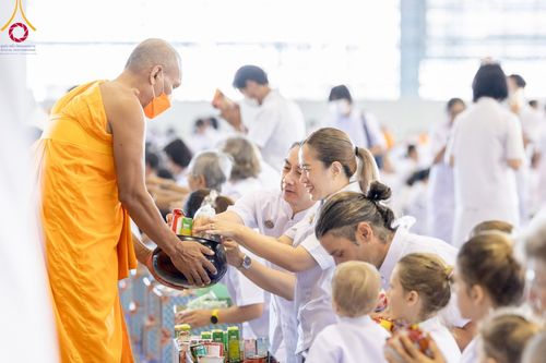 ภาพ No.92124:พิธีตักบาตร ในวันทอดกฐินสามัคคี ประจำปีพุทธศักราช 2566 วันอาทิตย์ต้นเดือนที่ 5 พฤศจิกายน พ.ศ. 2566 ณ สภาธรรมกายสากล วัดพระธรรมกาย จ.ปทุมธานี