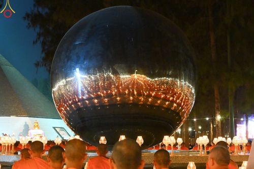 ภาพ No.190152:พิธีจุดประทีปถวายเป็นพุทธบูชา และบูชาธรรมมหาปูชนียาจารย์ ณ อนุสรณ์สถานมหาวิหารพระมงคลเทพมุนี (โลตัสแลนด์) อ.สองพี่น้อง จ.สุพรรณบุรี ในโครงการธรรมยาตรา กตัญญูบูชา มหาปูชนียาจารย์ พระมงคลเทพมุนี(สด จนฺทสโร) พระผู้ปราบมาร อนุสรณ์สถาน 7 แห่ง ปีที่ 13