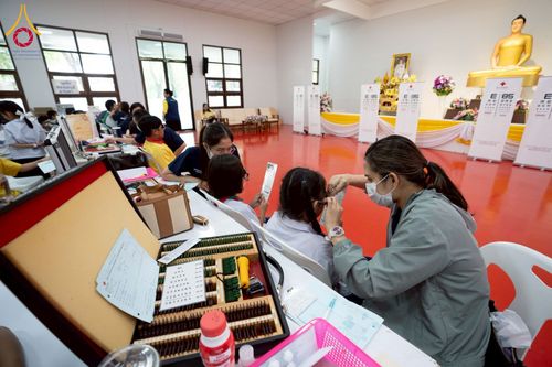 ภาพ No.230359:วันจันทร์ที่ 30 มิถุนายน พ.ศ. 2568 เจ้าอาวาสวัดพระธรรมกาย เยี่ยมอนุโมทนาให้กำลังใจ บุคลากรทางการแพทย์-เจ้าหน้าที่ผู้ปฏิบัติงาน โครงการรถตัดแว่นสายตาเคลื่อนที่สภากาชาดไทย เพื่อเด็กนักเรียนในชนบท พื้นที่จังหวัดปทุมธานี