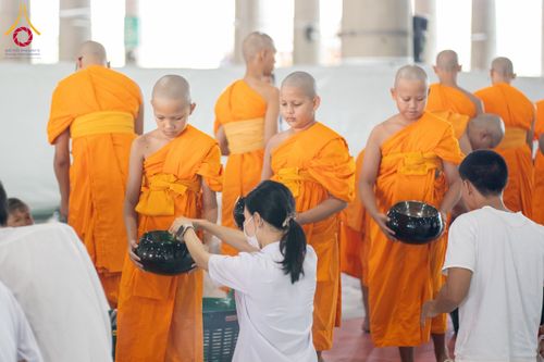 ภาพ No.145672:พิธีตักบาตรโครงการบรรพชาสามเณร โรงเรียนนานาชาติ รุ่นที่ 13 ณ มหารัตนวิหารคด 9 วัดพระธรรมกาย วันเสาร์ที่ 20 กรกฎาคม พ.ศ. 2567