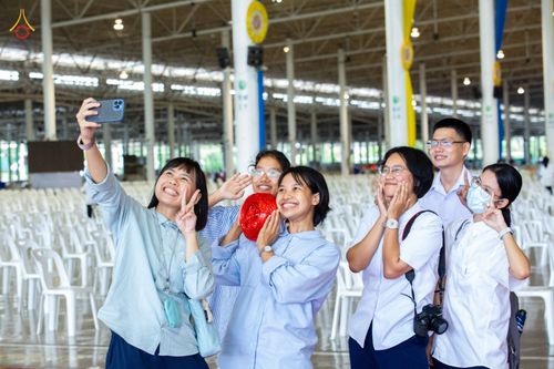 ภาพ No.88704:คณะสงฆ์ เจ้าหน้าที่ และสาธุชน ทุ่มเทแรงกายแรงใจเตรียมงาน เพื่องานวันครูผู้ค้นพบวิชชาธรรมกาย ตั้งแต่วันที่ 20 กันยายน พ.ศ. 2566