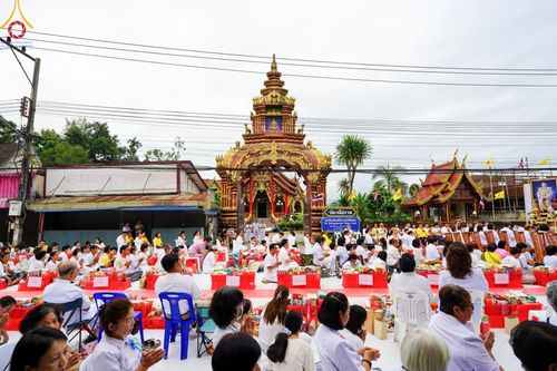 ภาพ No.146254:ตักบาตรพระ 1,384 รูป ทำบุญเมืองฝางครบรอบ 1,383 ปี ถวายเป็นพระราชกุศลแด่พระบาทสมเด็จพระเจ้าอยู่หัว เนื่องในโอกาสพระราชพิธีมหามงคล เฉลิมพระชนมพรรษา 6 รอบ 72 พรรษา วันเสาร์ที่ 27 กรกฎาคม พ.ศ.2567  ณ ถนนหน้าที่ว่าการอำเภอฝาง จ.เชียงใหม่