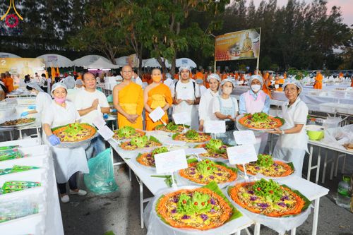 ภาพ No.110702:พิธีถวายภัตตาหารเป็นสังฆทาน แด่คณะพระธรรมยาตราฯ ในโครงการธรรมยาตรากตัญญูบูชา มหาปูชนียาจารย์ พระมงคลเทพมุนี(สด จนฺทสโร) พระผู้ปราบมาร อนุสรณ์สถาน 7 แห่ง ปีที่ 12 วันที่ 12 มกราคม พ.ศ. 2567 ณ อนุสรณ์สถานมหาวิหารพระมงคลเทพมุนี(โลตัสแลนด์) อ.สองพี่น้อง จ.สุ