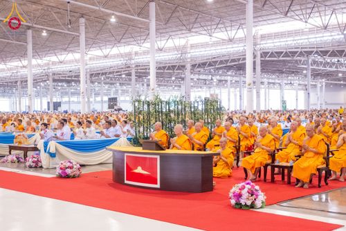 ภาพ No.59959:พิธีเจริญพระพุทธมนต์ "ฉลองอายุวัฒนมงคล 80 ปี หลวงพ่อธัมมชโย" พิธีถวายไทยธรรม คณะสงฆ์ 10,000 กว่าวัดทั่วประเทศ ในวันคุ้มครองโลก วันจันทร์ที่ 22 เมษายน พ.ศ. 2567 ณ สภาธรรมกายสากล วัดพระธรรมกาย จ.ปทุมธานี