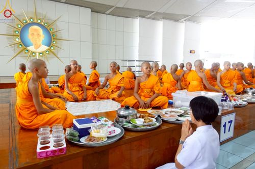 ภาพ No.220710:วันเสาร์ที่ 26 เมษายน พ.ศ.2568 (วันพระ แรม 15 ค่ำ เดือน 5) พิธีถวายภัตตาหารเมนูสวรรค์ "เพื่อการบรรลุธรรม" และ พิธีบุพเปตพลี ครั้งที่ 163 ร่วมอุทิศบุญแด่หมู่ญาติที่ล่วงลับไปแล้ว และสืบทอดอายุพระพุทธศาสนา ณ หอฉันคุณยายอาจารย์ฯ วัดพระธรรมกาย