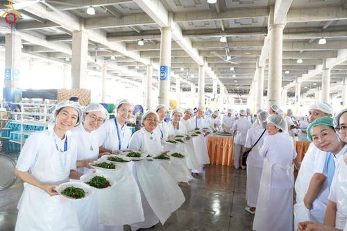 ภาพ No.219416:วันอังคารที่ 22 เมษายน พ.ศ. 2568 พิธีมอบปัจจัยช่วยเหลือครู 4 จังหวัดชายแดนภาคใต้ , พิธีกล่าวคำถวายอุปกรณ์ เพื่อเตรียมการต้อนรับคณะสงฆ์ฯ , พิธีกล่าวคำถวายภัตตาหารเป็นสังฆทาน , คณะสงฆ์ฉันภัตตาหารเพล  เนื่องในวันคุ้มครองโลก พิธีถวายมหาสังฆทานแด่คณะสงฆ์