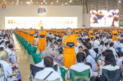 ภาพ No.205867:พิธีตักบาตร และ พิธีบูชาข้าวพระ ในวันอาทิตย์ต้นเดือน 2 กุมภาพันธ์ พ.ศ. 2568 ณ สภาธรรมกายสากล วัดพระธรรมกาย