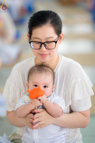 ภาพ No.122880:พิธีสวดพระพุทธมนต์ พิธีทอดผ้าบังสุกุล และพิธีถวายภัตตาหาร เป็นสังฆทานแด่พระภิกษุ สามเณร เนื่องในวันมหาปูชนียาจารย์ วันเสาร์ที่ 3 กุมภาพันธ์ พ.ศ. 2567 ณ หอฉันคุณยายอาจารย์ฯ วัดพระธรรมกาย