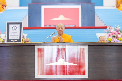 ภาพ No.124572:พิธีถวายรางวัล Guinness World Records "สถิตินั่งสมาธิและร่วมลงชื่อเพื่อสร้างสันติภาพโลก ด้วยจำนวนคนที่มากที่สุดในโลก" ณ สภาธรรมกายสากล วัดพระธรรมกาย วันมาฆบูชา เสาร์ที่ 24 กุมภาพันธ์ พ.ศ. 2567